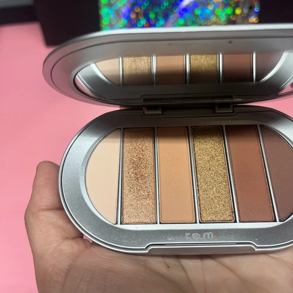 R.E.M BEAUTY eyeshadow pallet - Picture 5 of 5